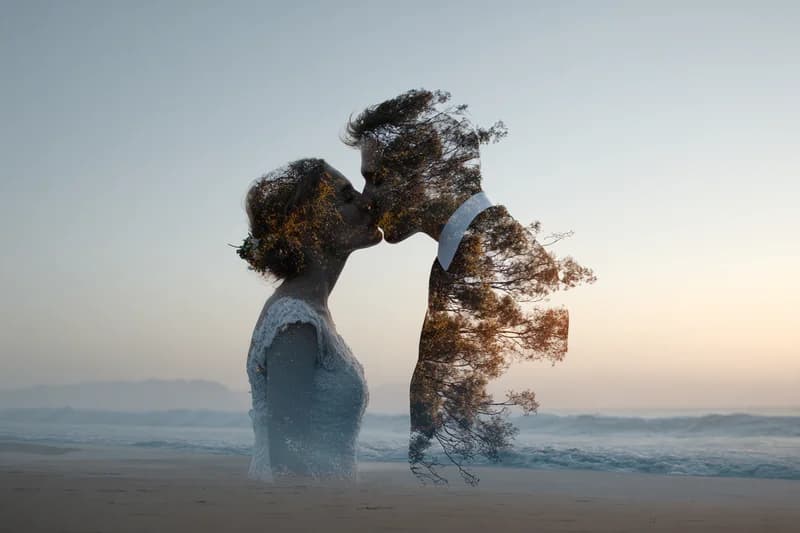 Pareja recién comprometida celebrando su compromiso, inicio de la planificación del matrimonio