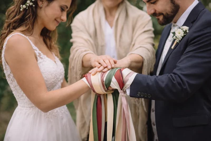 Pareja realizando ritual de unión de manos durante una ceremonia simbólica de matrimonio en Chile