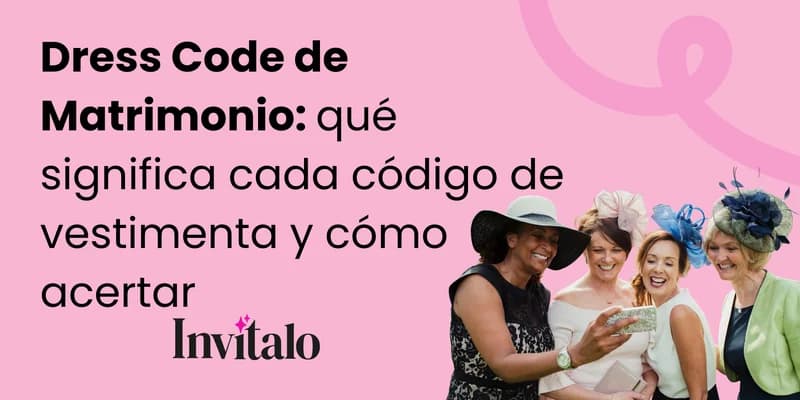 Grupo de mujeres elegantes con sombreros y vestidos formales sonriendo en un evento, representando los distintos códigos de vestimenta para un matrimonio — Guía de dress code por Invítalo