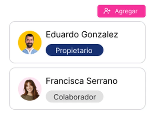 Varias personas registrando gastos del evento de forma colaborativa