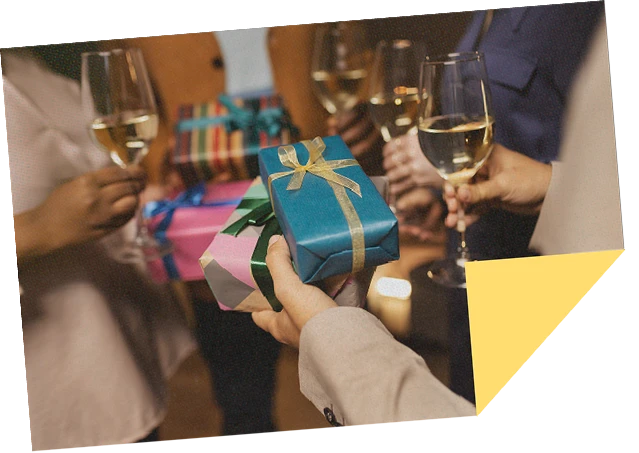 Personas intercambiando regalos en una celebración