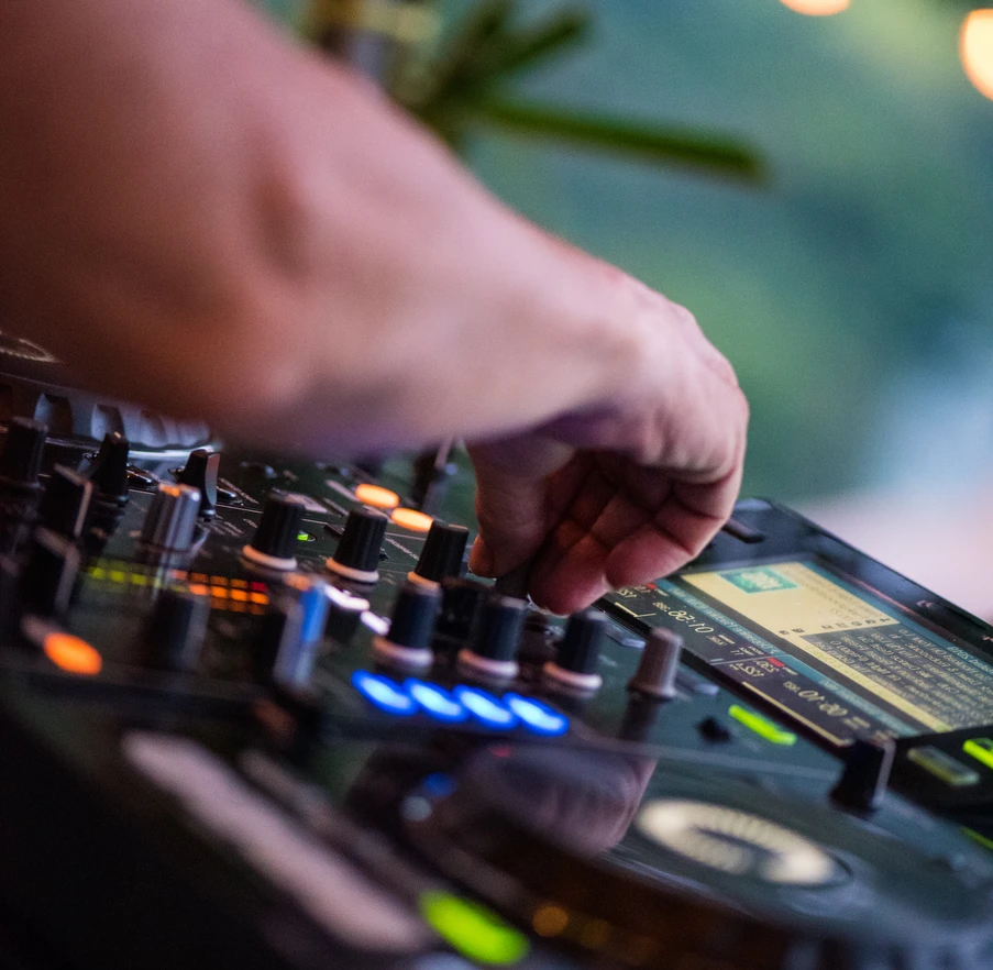 DJ