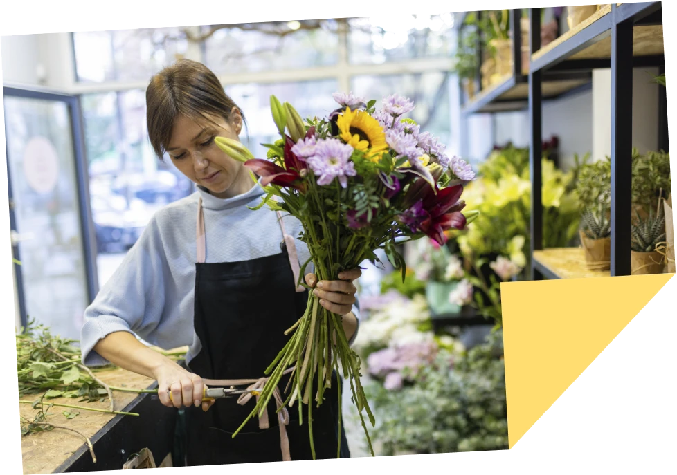 Florista armando un ramo en su taller